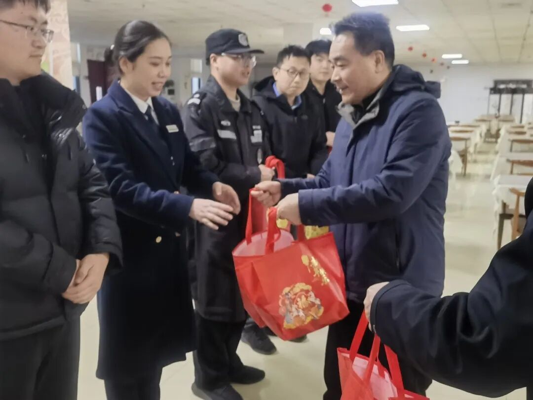 李建超看望慰问春节期间坚守岗位的干部职工