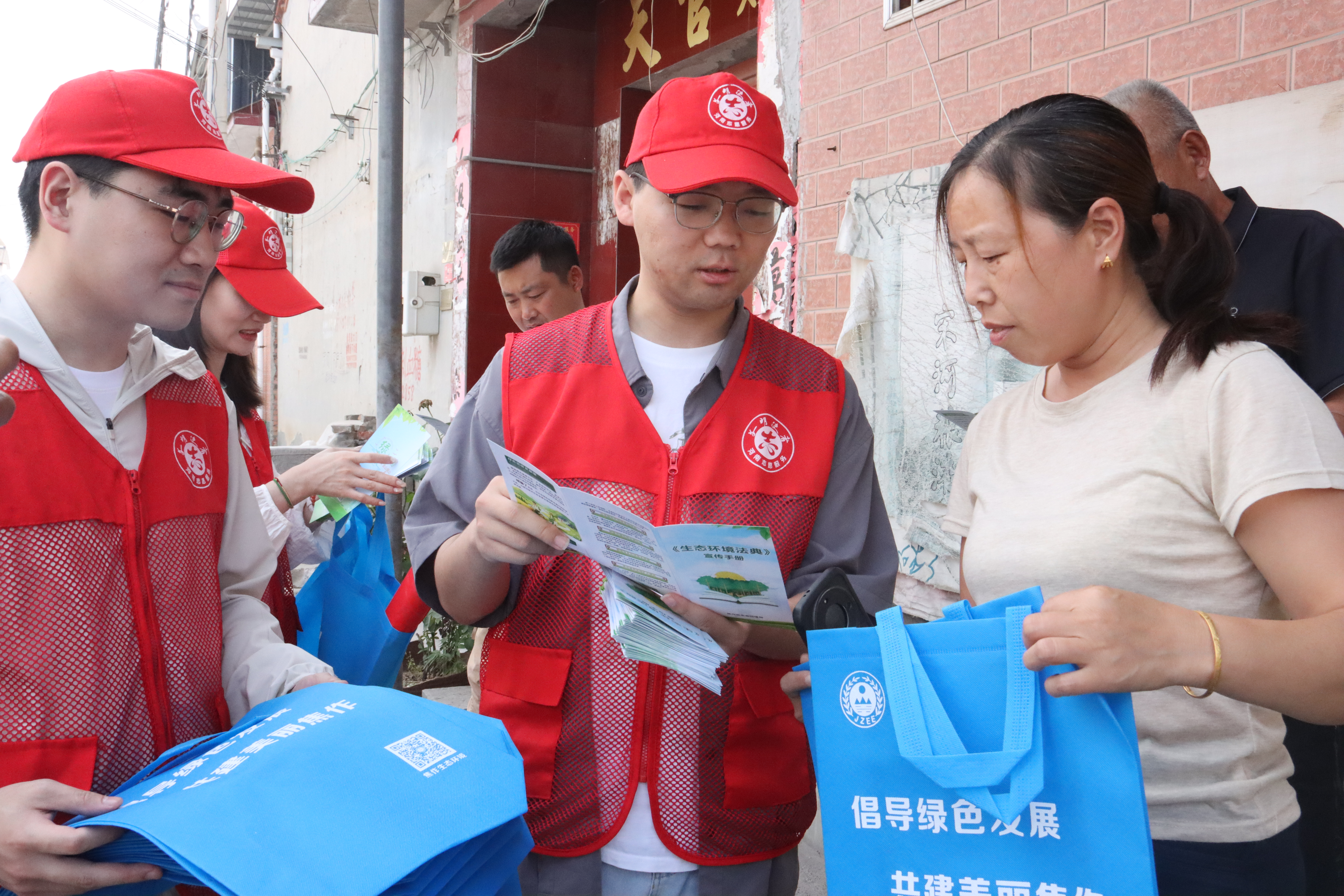 美丽中国宣传周︱ “乡音土话”讲法典 环保理念润民心 美丽中国宣传周︱ “乡音土话”讲法典 环保理念润民心