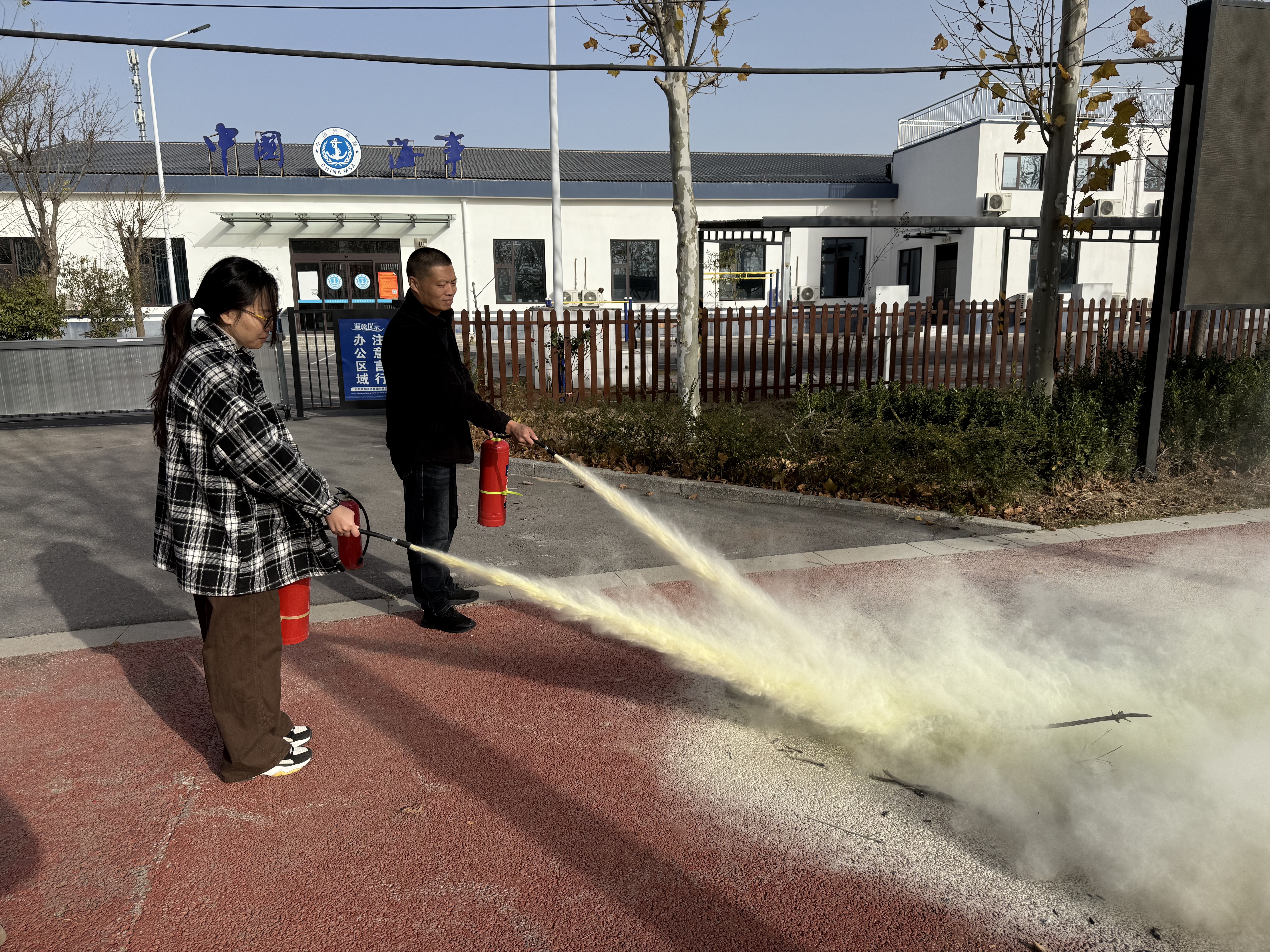 市交通事业技术中心开展119消防宣传月灭火实操演练