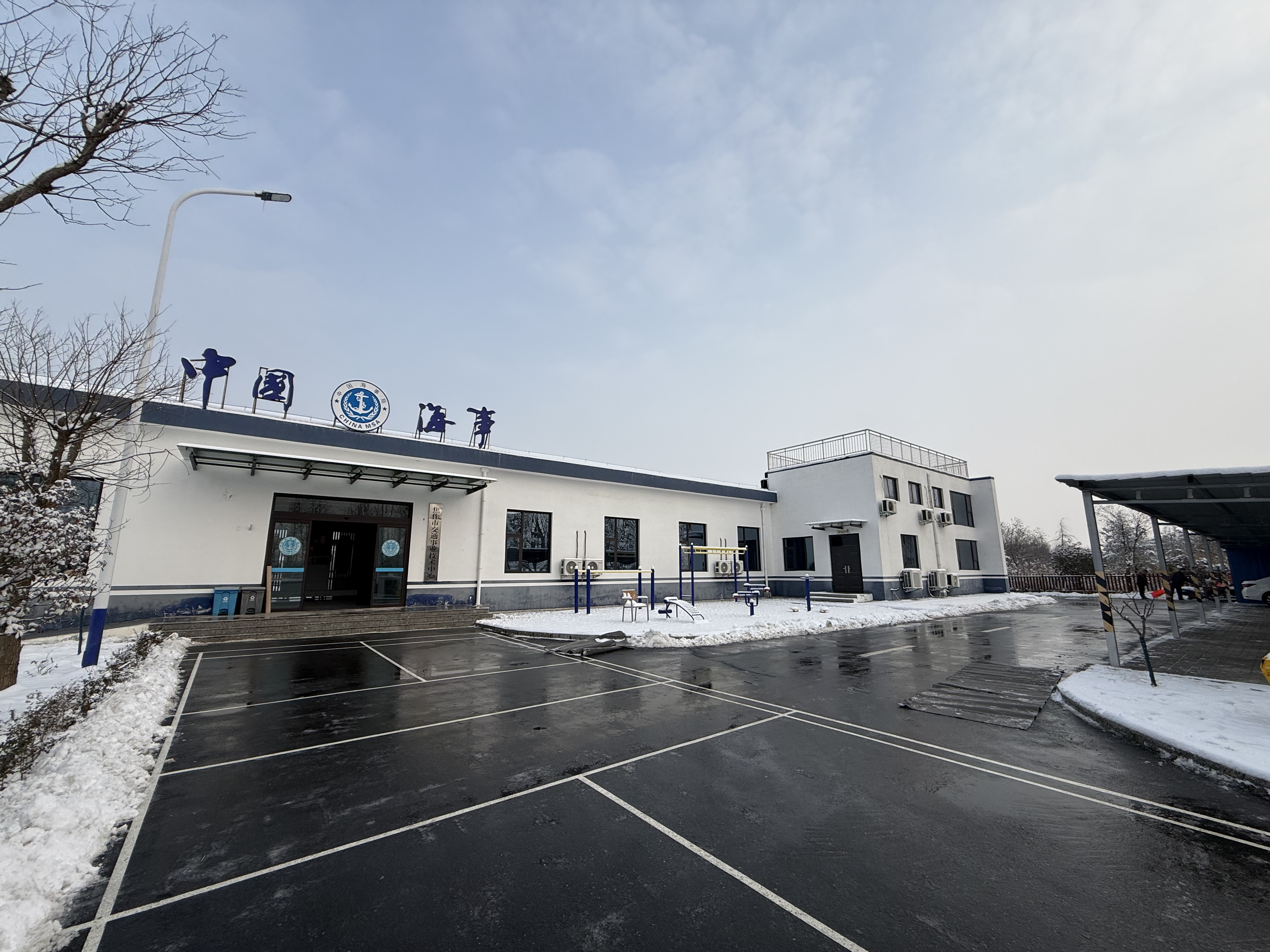 雪情就是命令 保障畅通先行——焦作市交通事业技术中心干部职工20日齐心铲雪保畅通