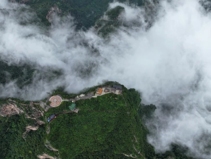 秋天的第一场云海,就来神农山! 秋天的第一场云海,就来神农山!