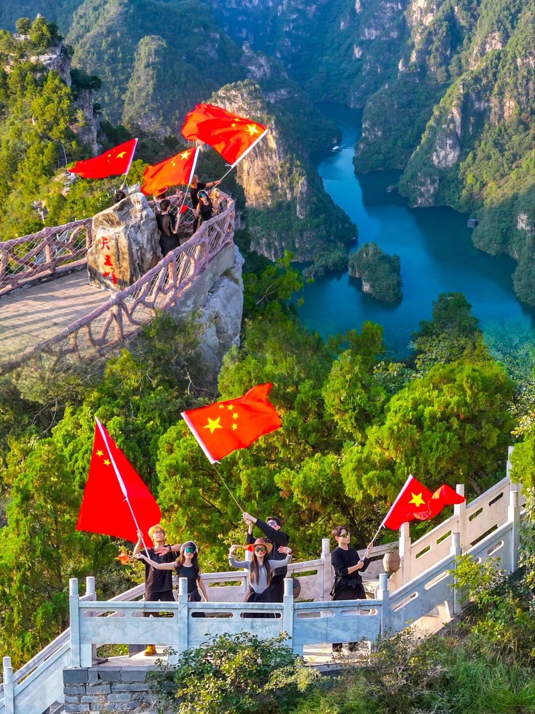 “双节”青龙峡上演红色浪漫！玫瑰花海前喷火，红成一片！