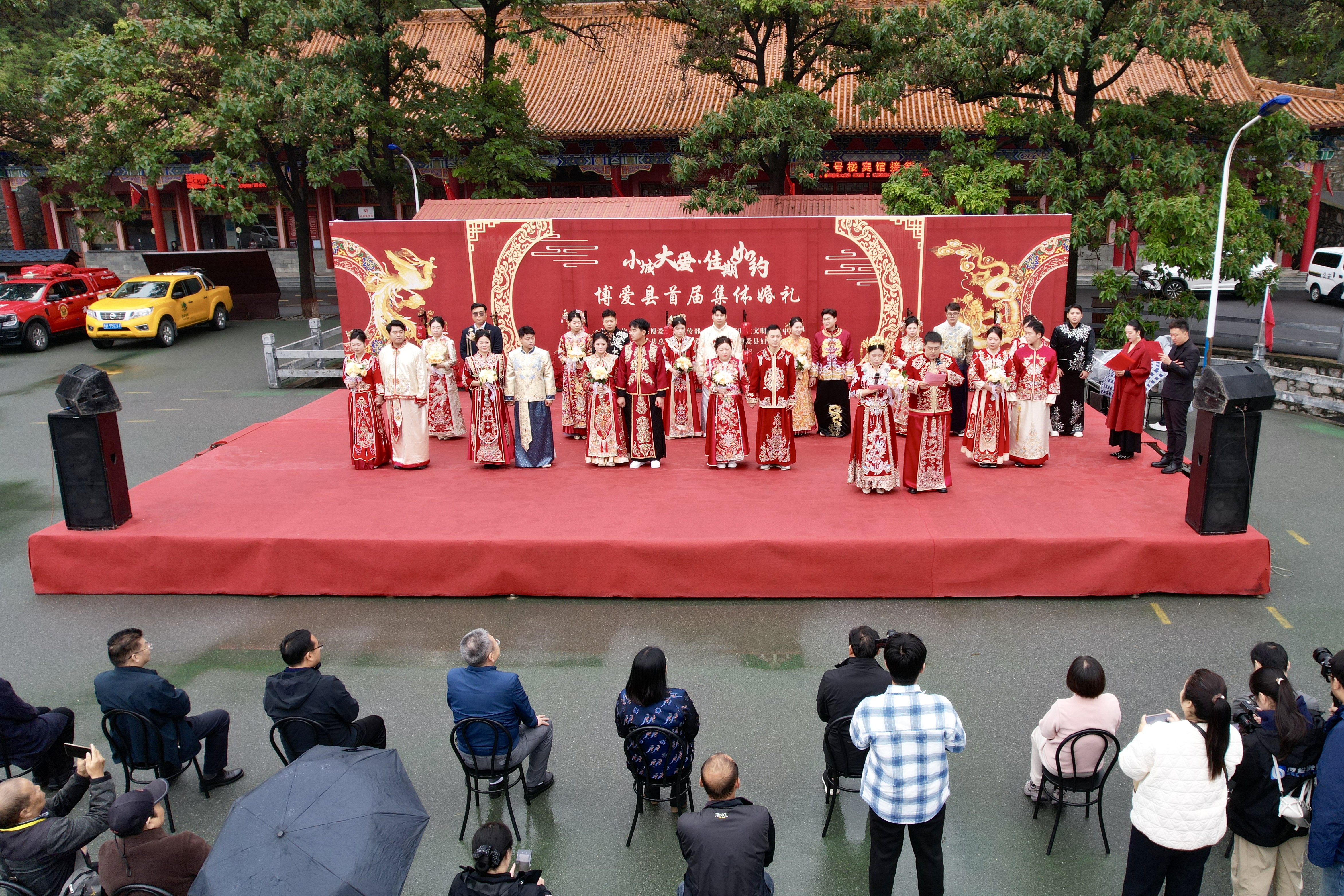 美景美人！又美又飒！青天河景区迎来首场集体婚礼！