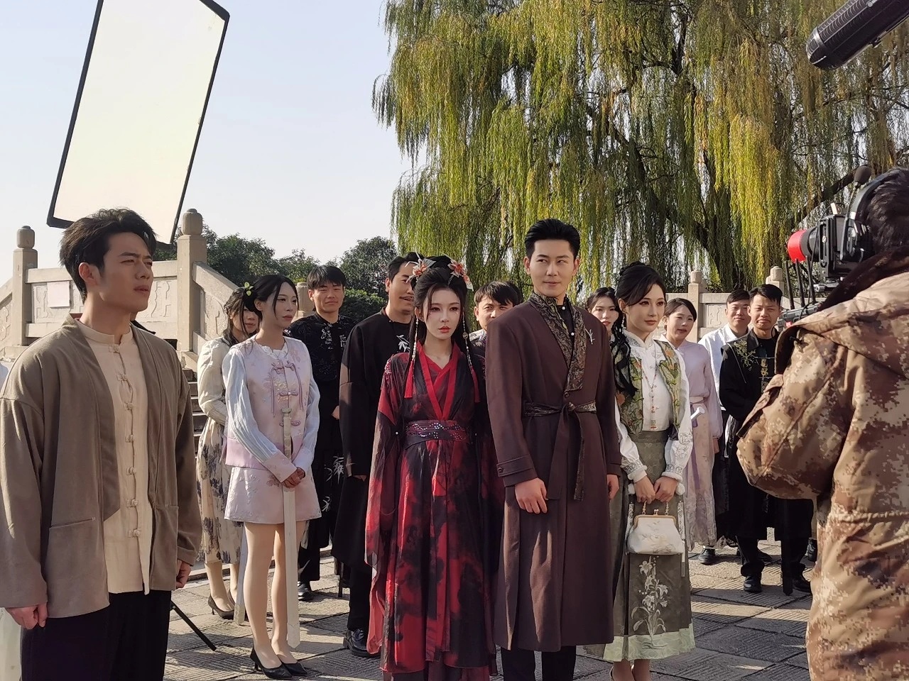 剧组扎推！网友在楚王宫的花海里穿越了——
