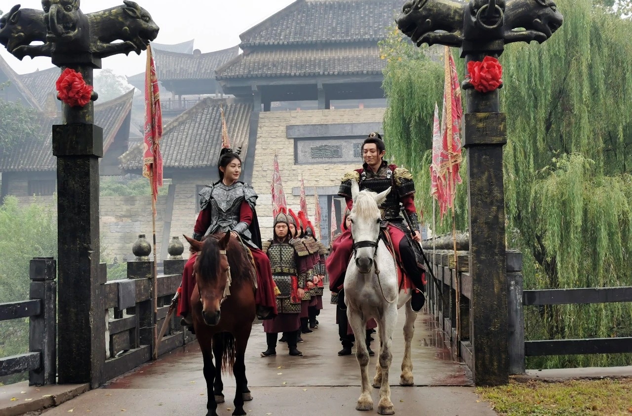 剧组扎推！网友在楚王宫的花海里穿越了——