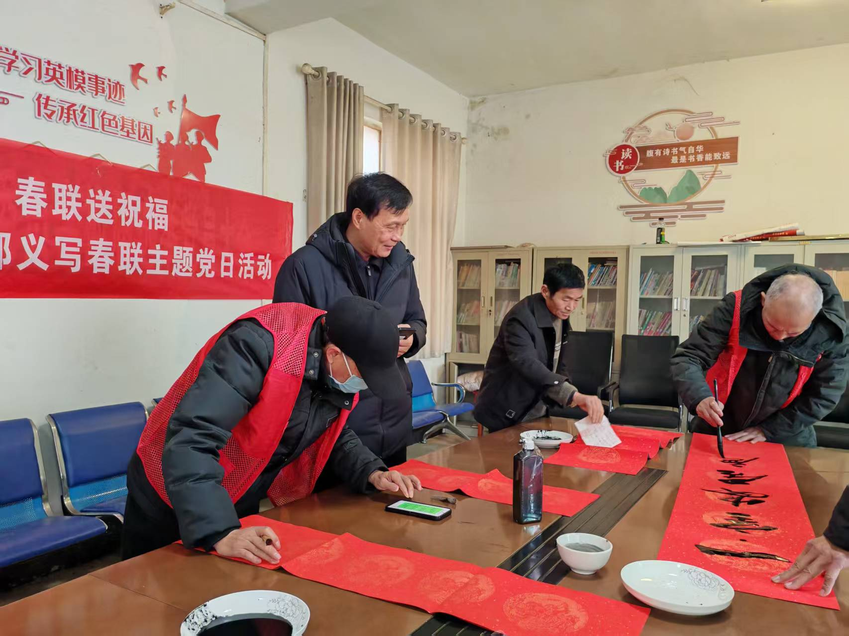 墨香迎新春 春联送祝福  市文广旅局开展入村写春联送福主题党日活动