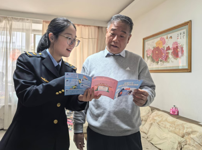 用爱筑牢“安全护栏”！市应急管理局走进社区开展重阳节主题活动