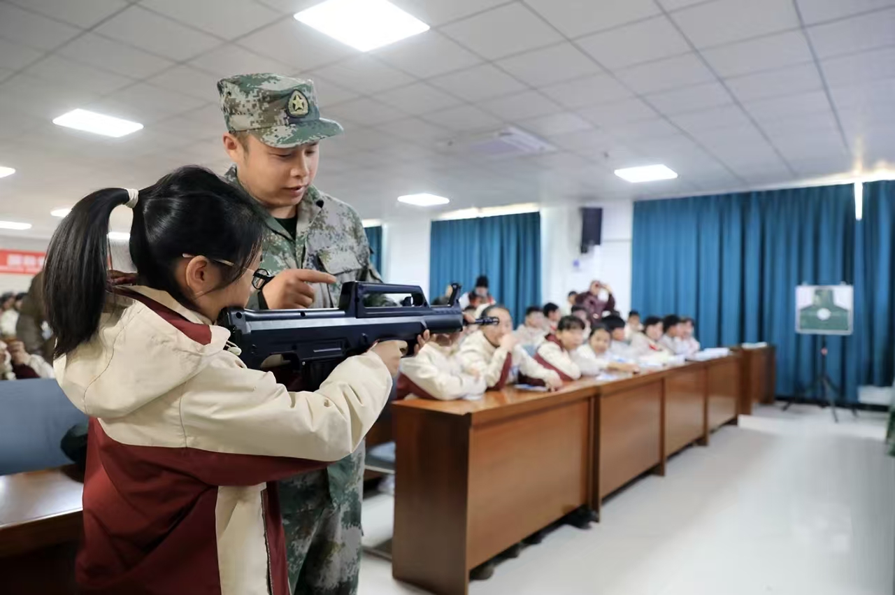 童心向戎铸军魂 国防教育润童心