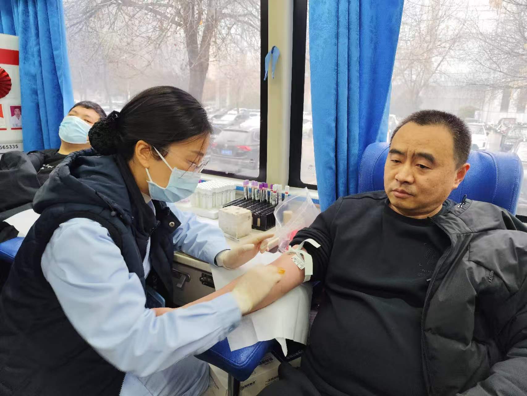 “学雷锋 见行动 无偿献血我先行” ——市国动办党员干部踊跃参与无偿献血