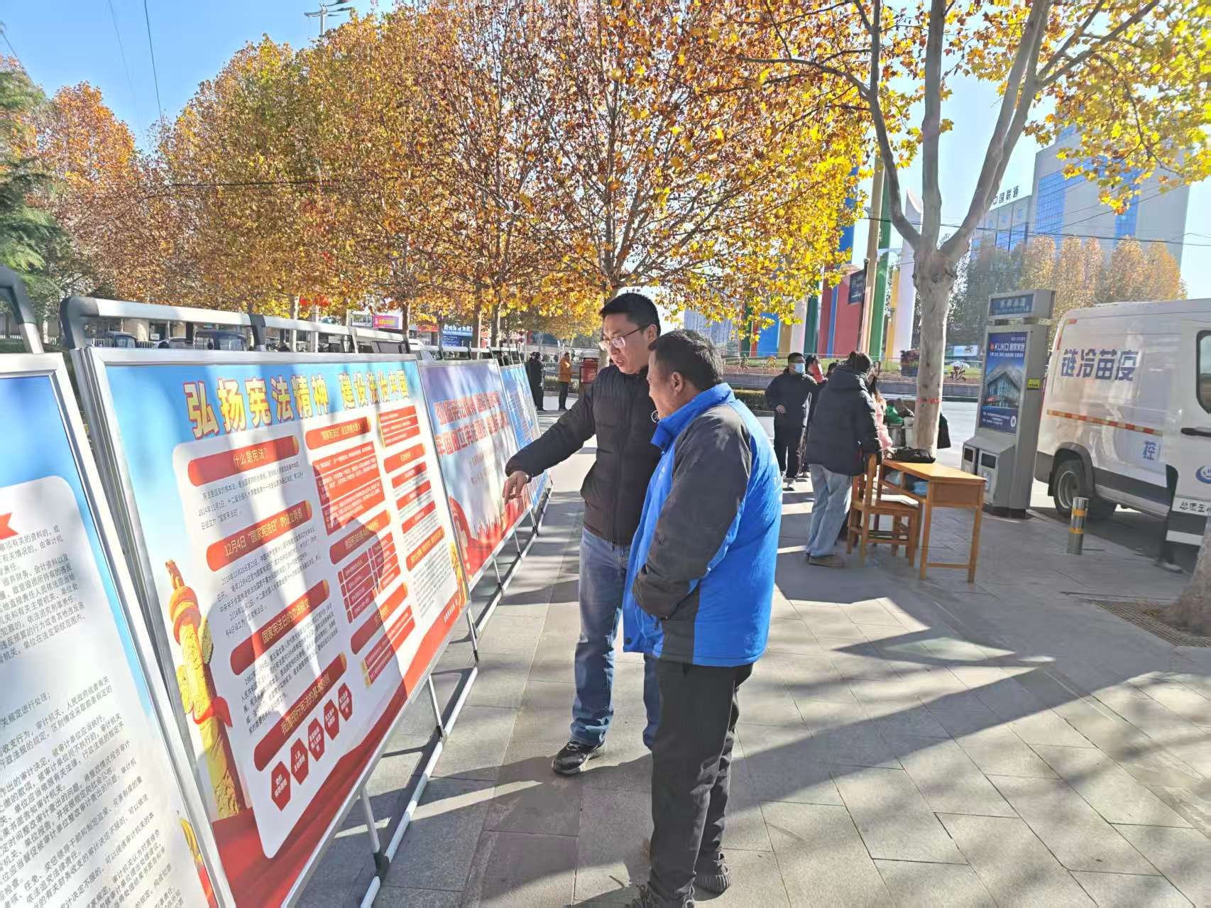 弘扬宪法精神 传播审计法治声音 --沁阳市审计局开展“12.4”国家宪法日宣传