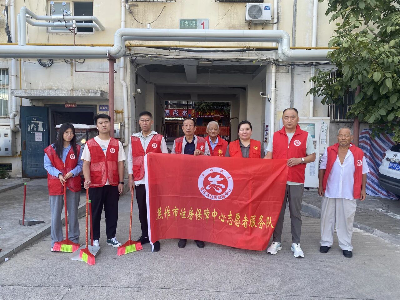 携手社区净家园 共建文明心连心 —— 市住房保障中心开展“清洁家园”行动