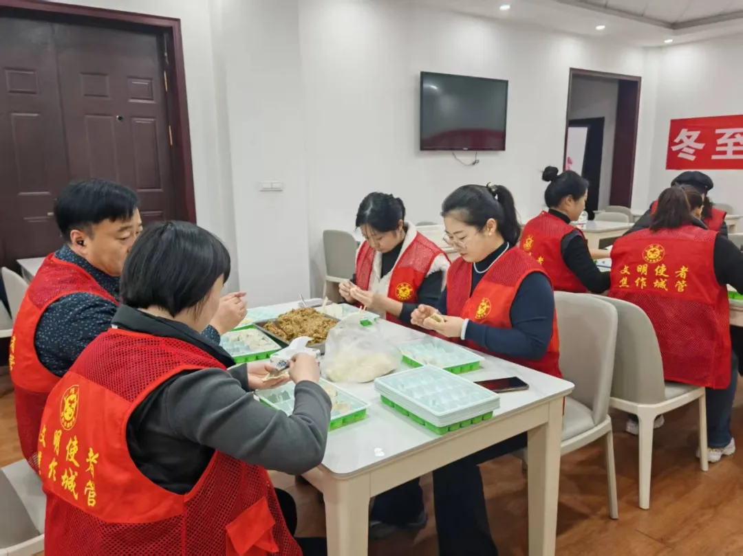 清垃圾、包饺子、送温情……从城市“大管家”到社区“服务员”