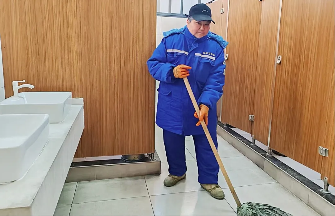 公厕保洁员拾金不昧 暖心举动传递文明力量
