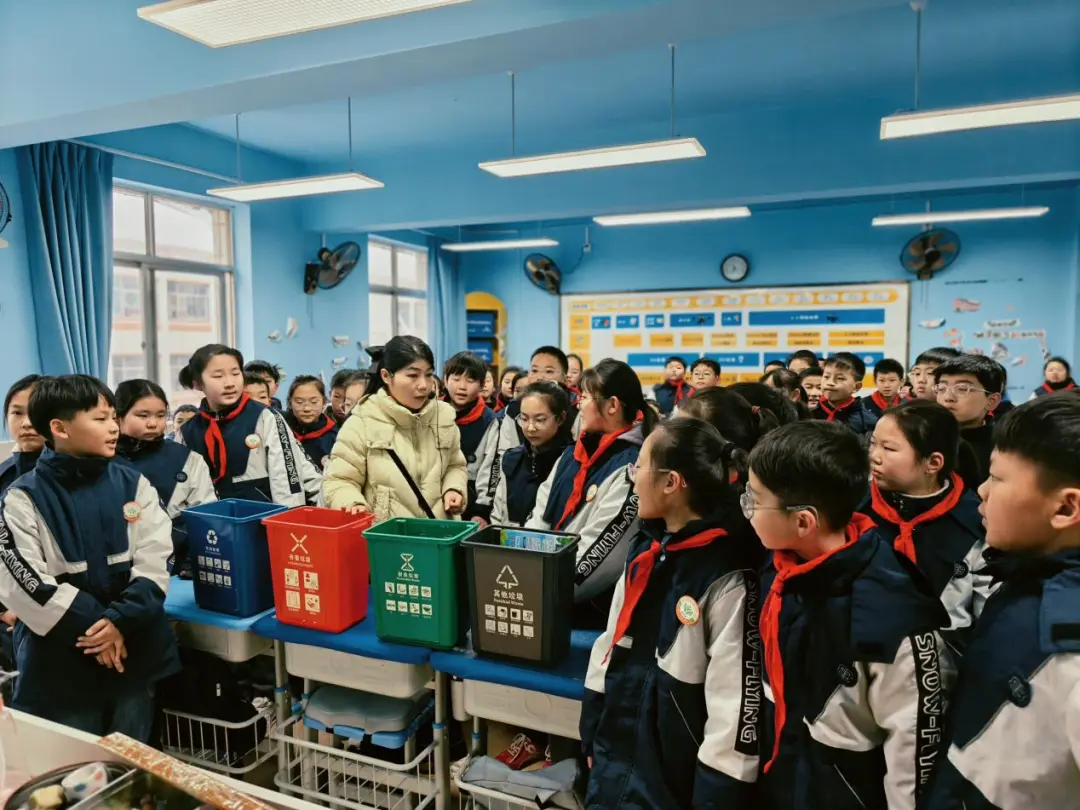 垃圾分类进校园 绿色理念润童心