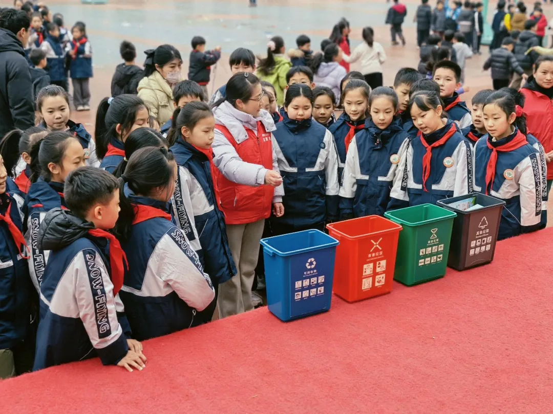 垃圾分类进校园 绿色理念润童心