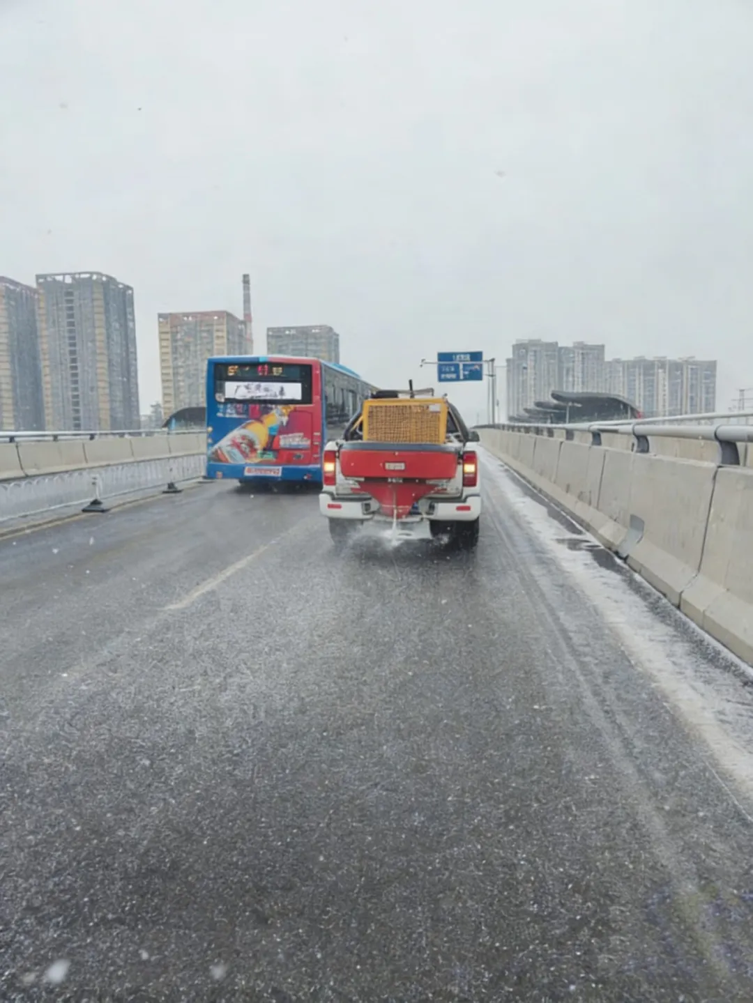 雪袭山阳！这群“橙衣人”为你劈开雪路！