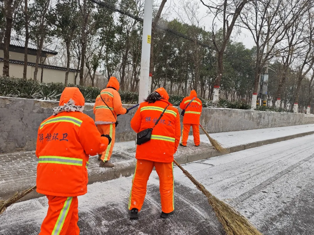 决战风雪！焦作城管千人百车昼夜出击，守护出行路！