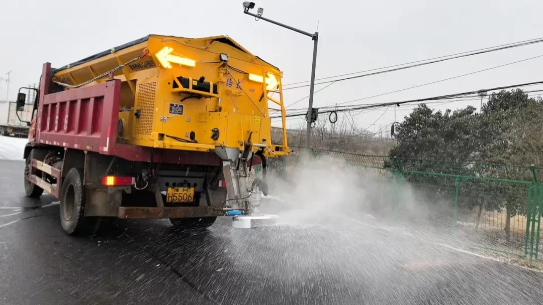 决战风雪！焦作城管千人百车昼夜出击，守护出行路！