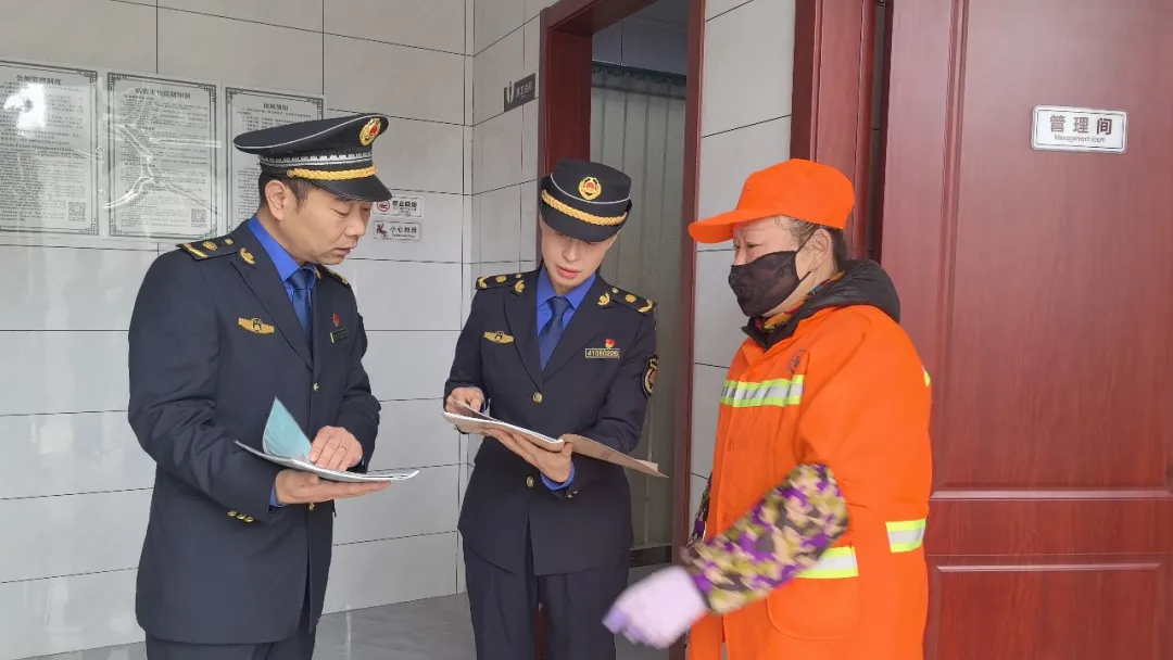 春季是病媒生物孳生繁殖的高峰期。为有效降低病媒生物密度，营造洁净安全的城市环境，市城管局环卫中心近日组织开展春季病媒生物防制专项行动，通过“两手抓”举措，全面筑牢环卫设施安全防线。
