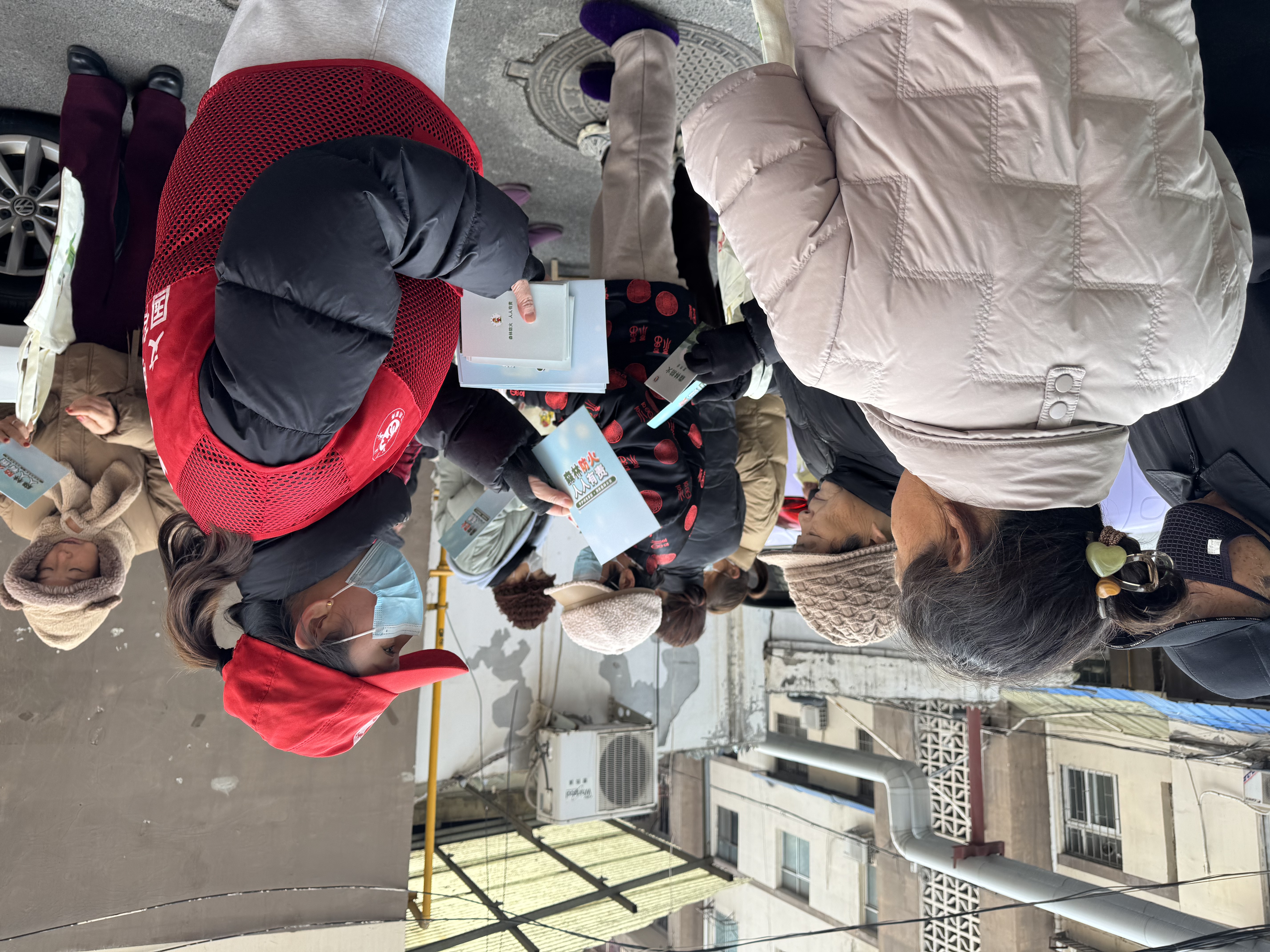 国有焦作林场开展环境整治与政策宣传志愿服务活动 国有焦作林场开展环境整治与政策宣传志愿服务活动