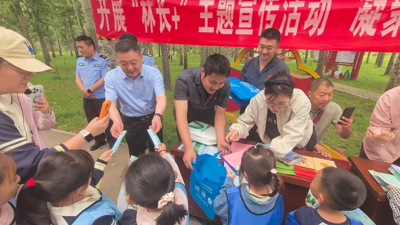 市林业局组织开展“‘林长+法治护航’普法护绿从娃娃抓起”主题宣传活动 市林业局组织开展“‘林长+法治护航’普法护绿从娃娃抓起”主题宣传活动