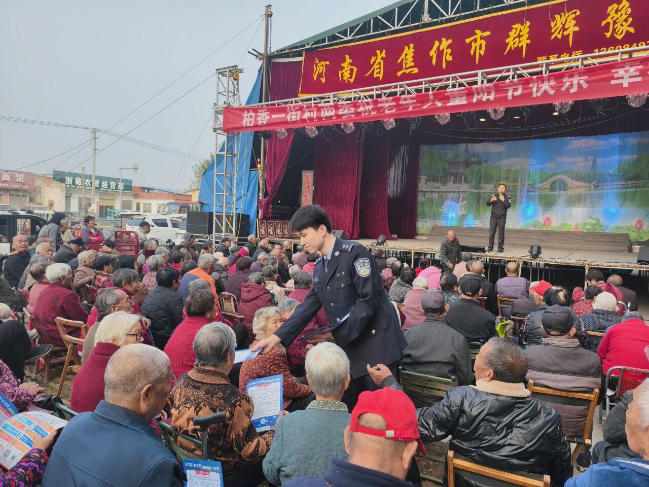 沁阳公安到柏香镇开展“警察小店”活动
