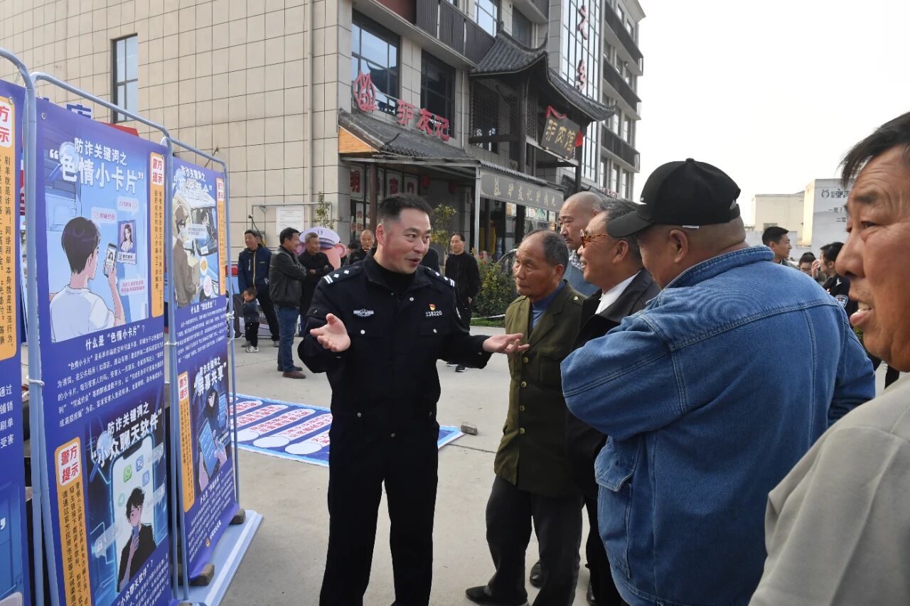 沁阳公安到柏香镇开展“警察小店”活动