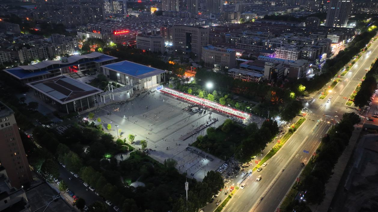 “人才夜市”点亮就业新场景  多样互动引流，供需对接升温