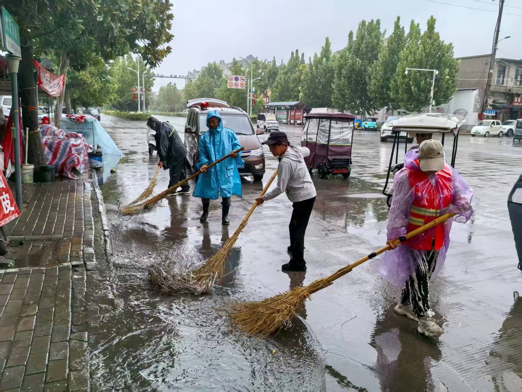 以汗为墨！“橙衣人”绘就雨后洁净画卷