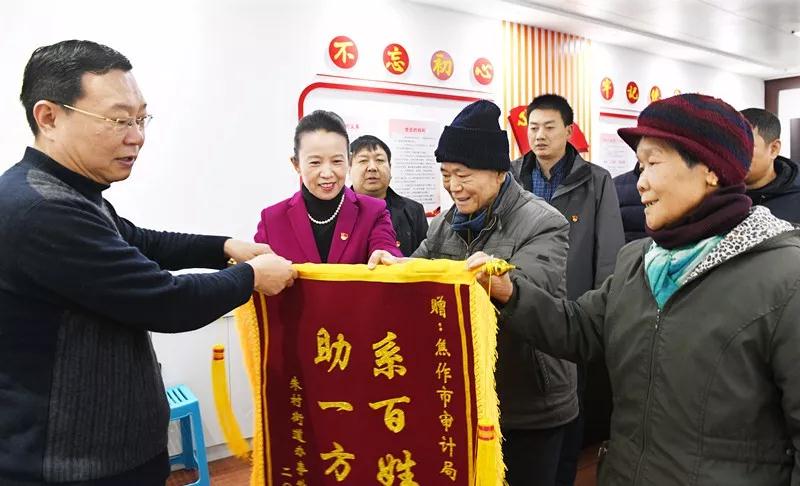 送锦旗2.jpg 送锦旗2.jpg