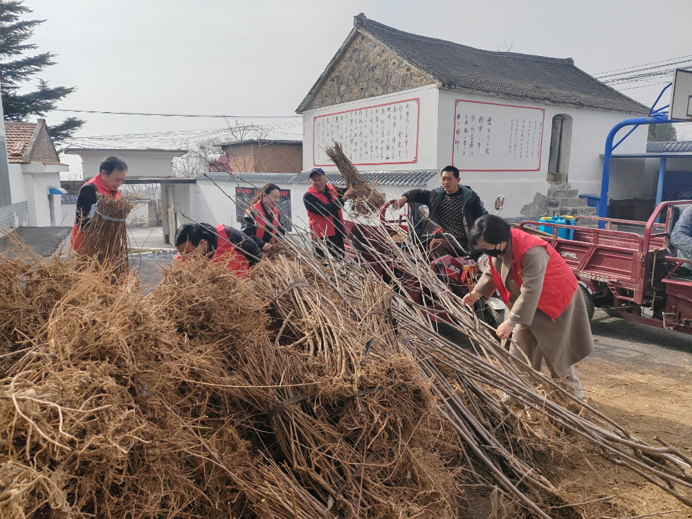 2025.3.11前往寨豁乡玄坛庙村开展帮扶活动 (2).jpg
